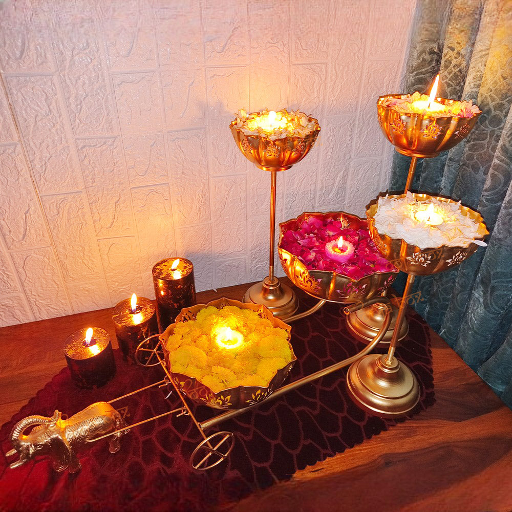 Kalakriti 2-delige set metalen Diya-vormige Urli-kommen | Decoratieve items voor Indiase festivals en bruiloften voor tafeldecoratie thuis | Diwali Navratri Pooja-decoratieartikelen | Elke 30,5 cm Kalakriti 2-delige set metalen Diya-vormige Urli-kommen | Decoratieve items voor Indiase festivals en bruiloften voor tafeldecoratie thuis | Diwali Navratri Pooja-decoratieartikelen | Elke 30,5 cm